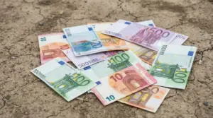 Banconote in euro sparse su una superficie di terra