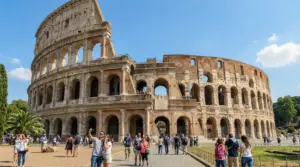 Visitatori davanti al Colosseo in una giornata di sole a Roma